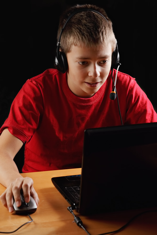 Boy_with_Headphone_iLearn_Picture2